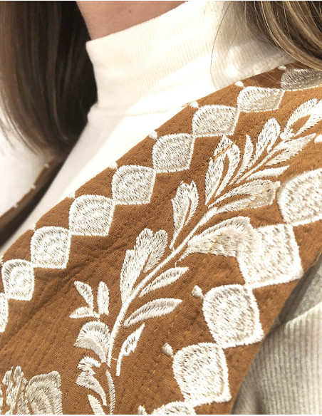 Sleeveless embroidered bohemian jacket