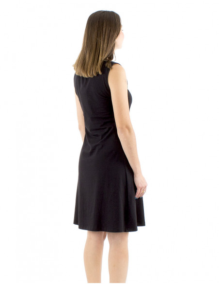 Classic cut dress no sleeves V-neck