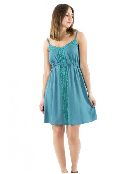 Robe courte brodée main avec bretelles
